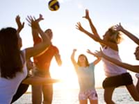 Beachvolley of 6-kamp als vrijgezellenfeest in Scheveningen