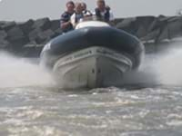 Powerboat varen in Ijmuiden