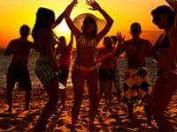 Bedrijfsuitje grote groep op het strand van Scheveningen