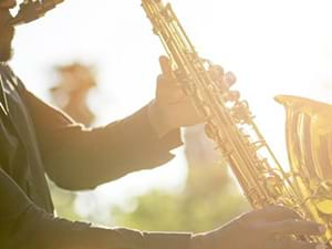 DJ met saxofonist voor een unieke sfeer!