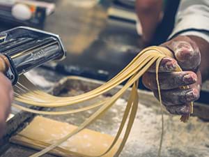 Workshop pasta maken als vrijgezellenfeest in Apeldoorn