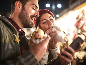 Live Cooking foodmarkt met rollende keukens en foodtrucks tijdens je winterse personeelsfeest