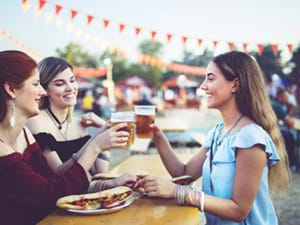 Live Cooking foodmarkt met rollende keukens en foodtrucks