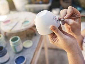 Workshop servies schilderen als vrijgezellenfeest voor vrouwen